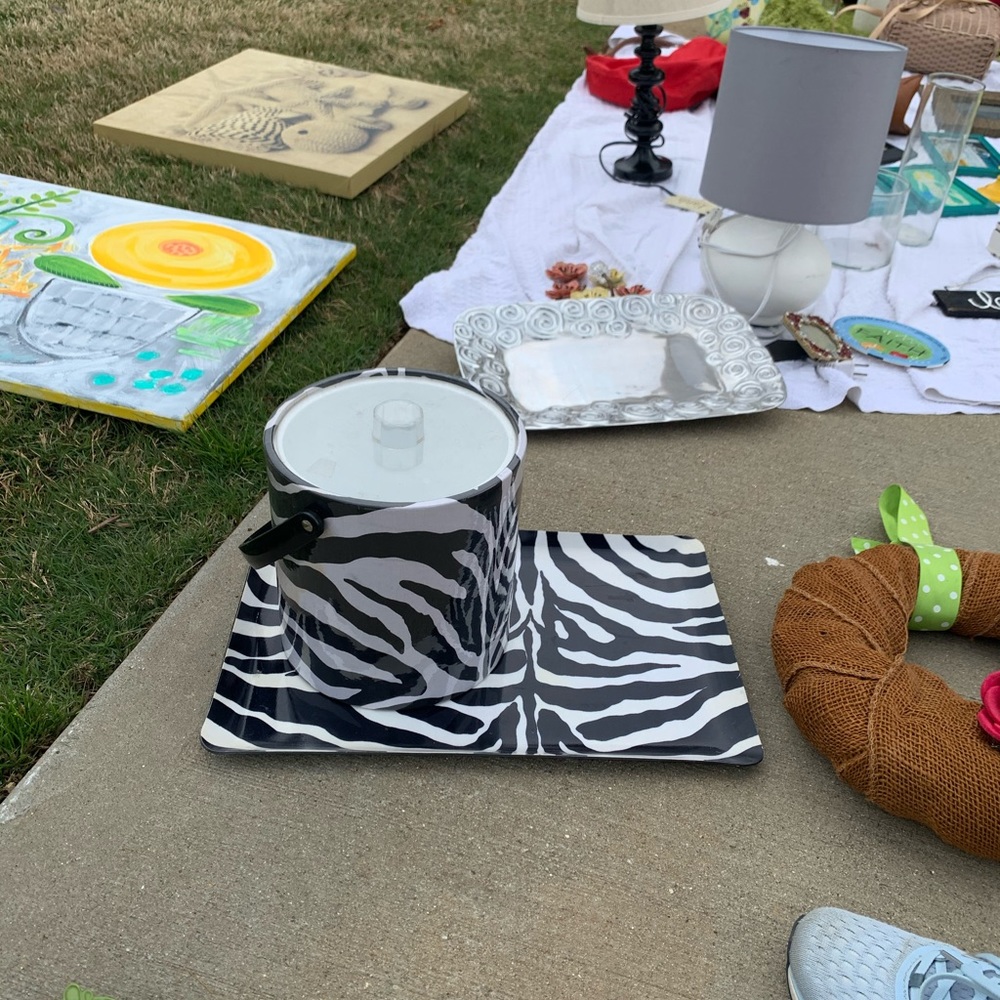 Black/white zebra tray and ice bucket